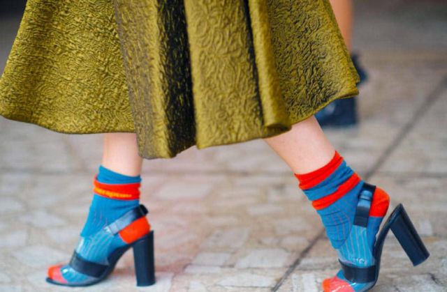 夏天穿凉鞋遮住的地方是黑的,夏天穿凉鞋奇怪吗