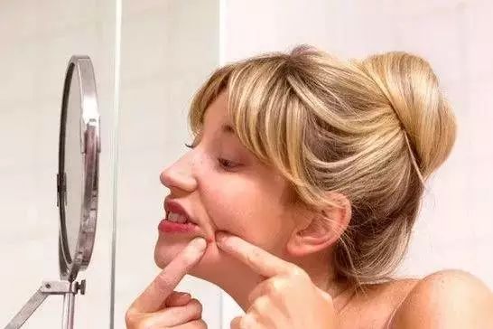 挤了三角危险区的痘痘头晕想吐,挤了个痘痘进icu