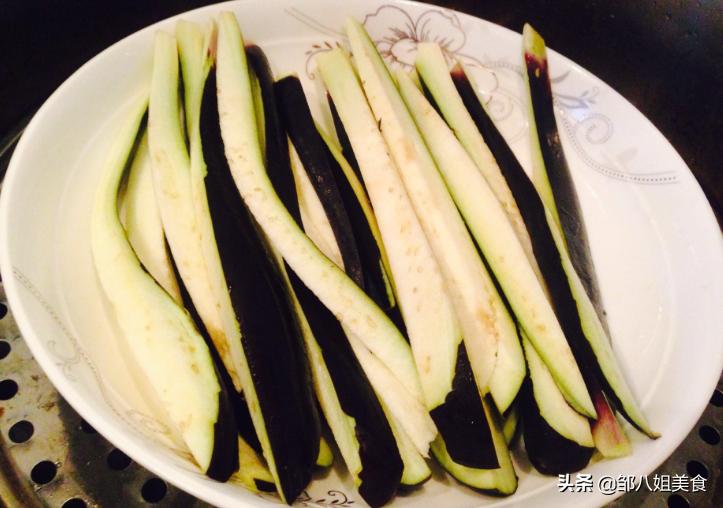 蒸茄子商用做法怎么不变色,蒸茄子最简单的方法视频