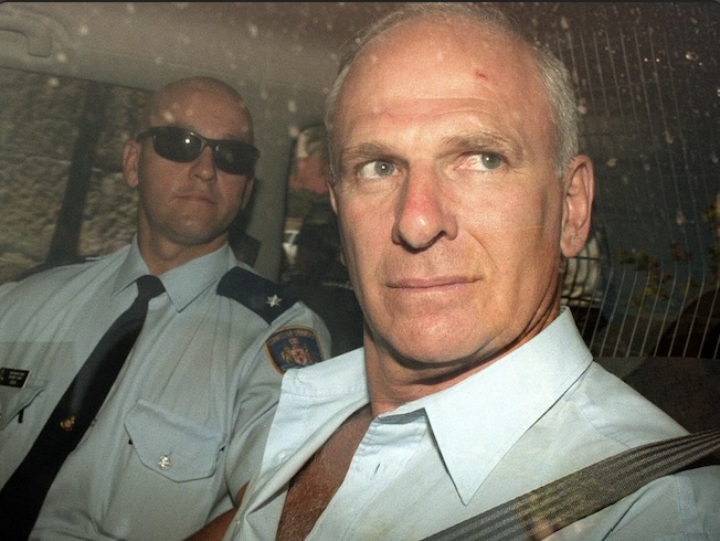 从黑帮成员变成打败毒枭的大英雄,从黑帮变成警察