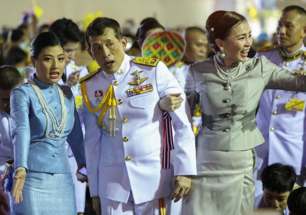 还是泰国华裔富婆潇洒！穿花裙亮相比花儿美，拒绝泰王求爱真明智