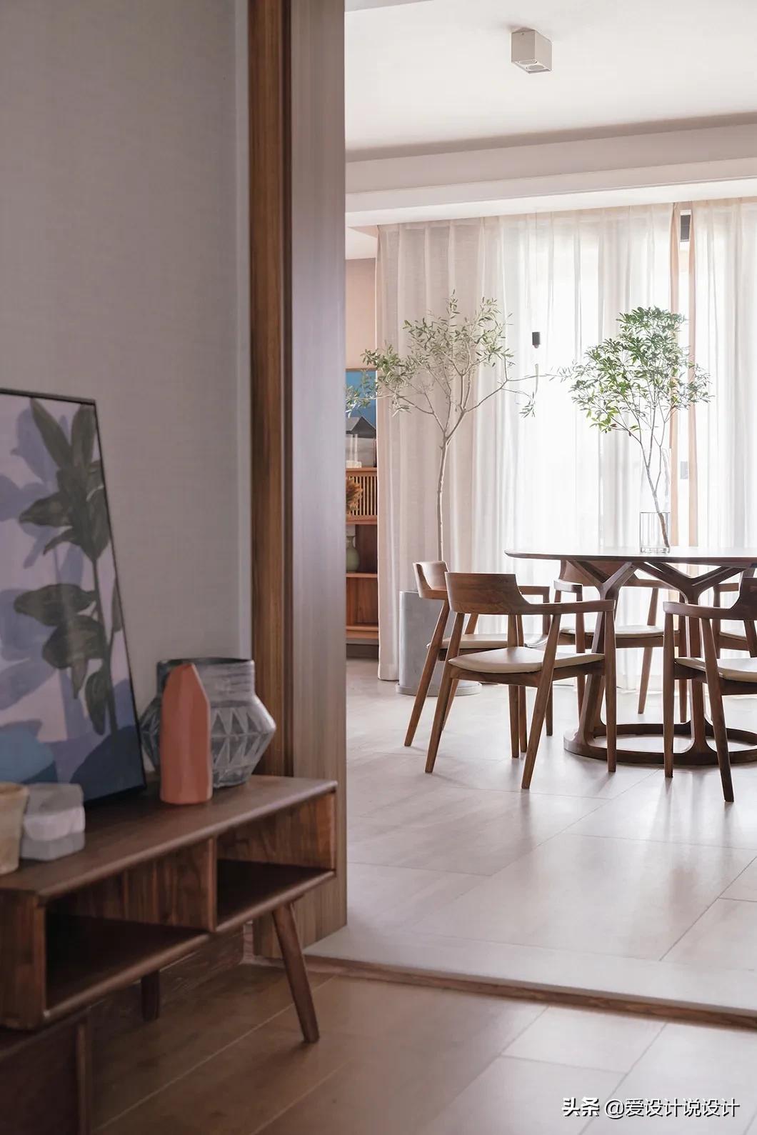 原木是让人清新脱俗的风格,现代简约和原木风混搭