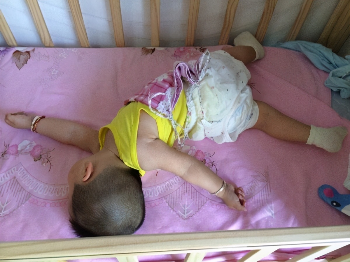 你家宝宝踢被子吗？儿科医生：孩子踢被子的7个原因，妈妈要知道