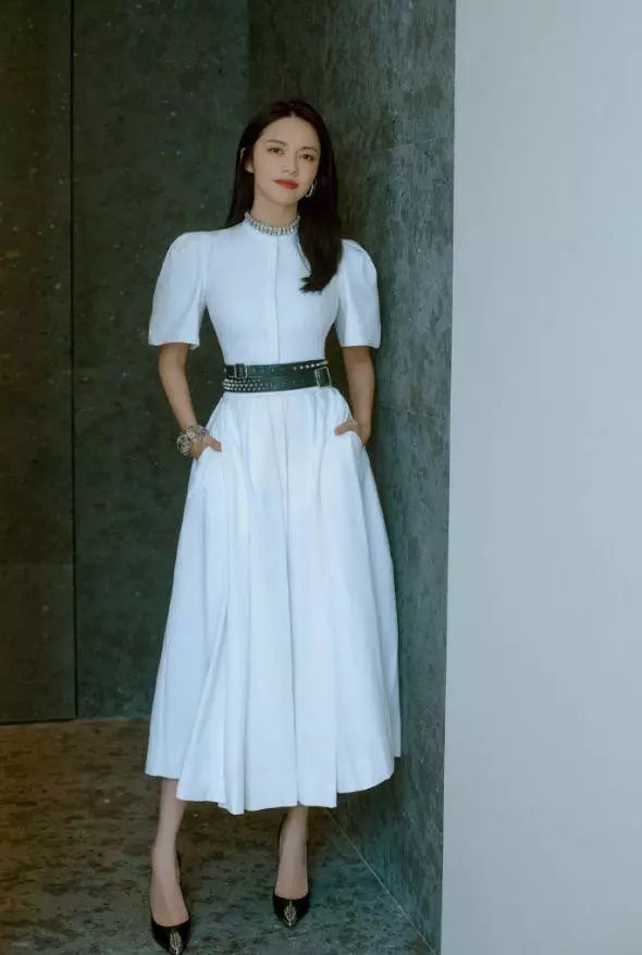 “姚大嘴”白色长裙显曼妙身姿，清新可人仙气飘飘