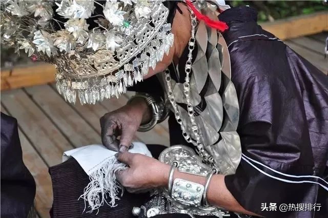 苗族歌手张丽娅邀请你:这个春天,我们相聚苗族锡绣发源地!