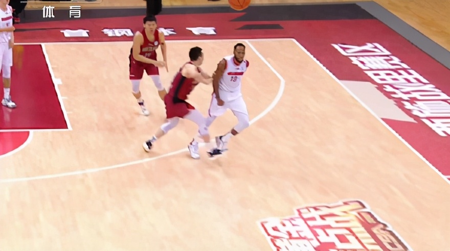 王骁辉绊倒威姆斯,王骁辉绊腿动图