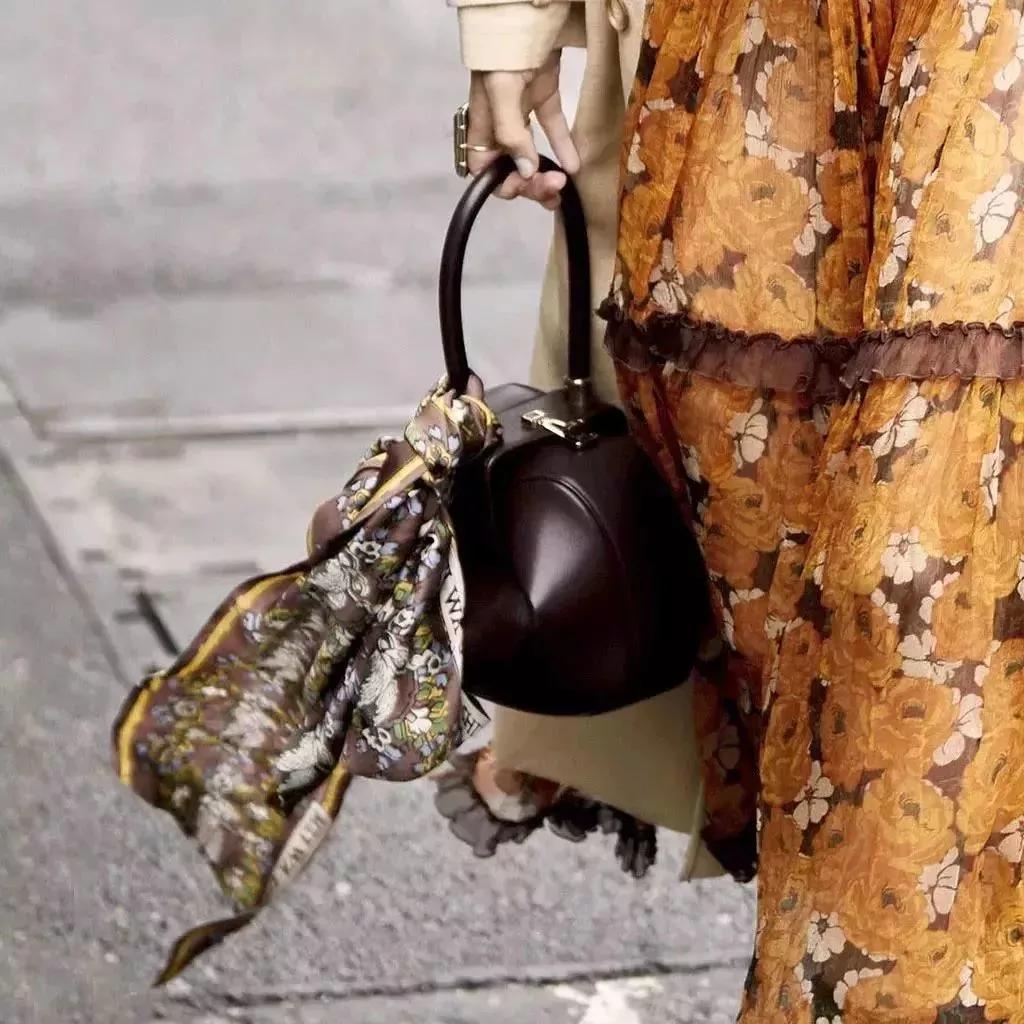 戴丝巾的气质女人,女士小丝巾气质打法