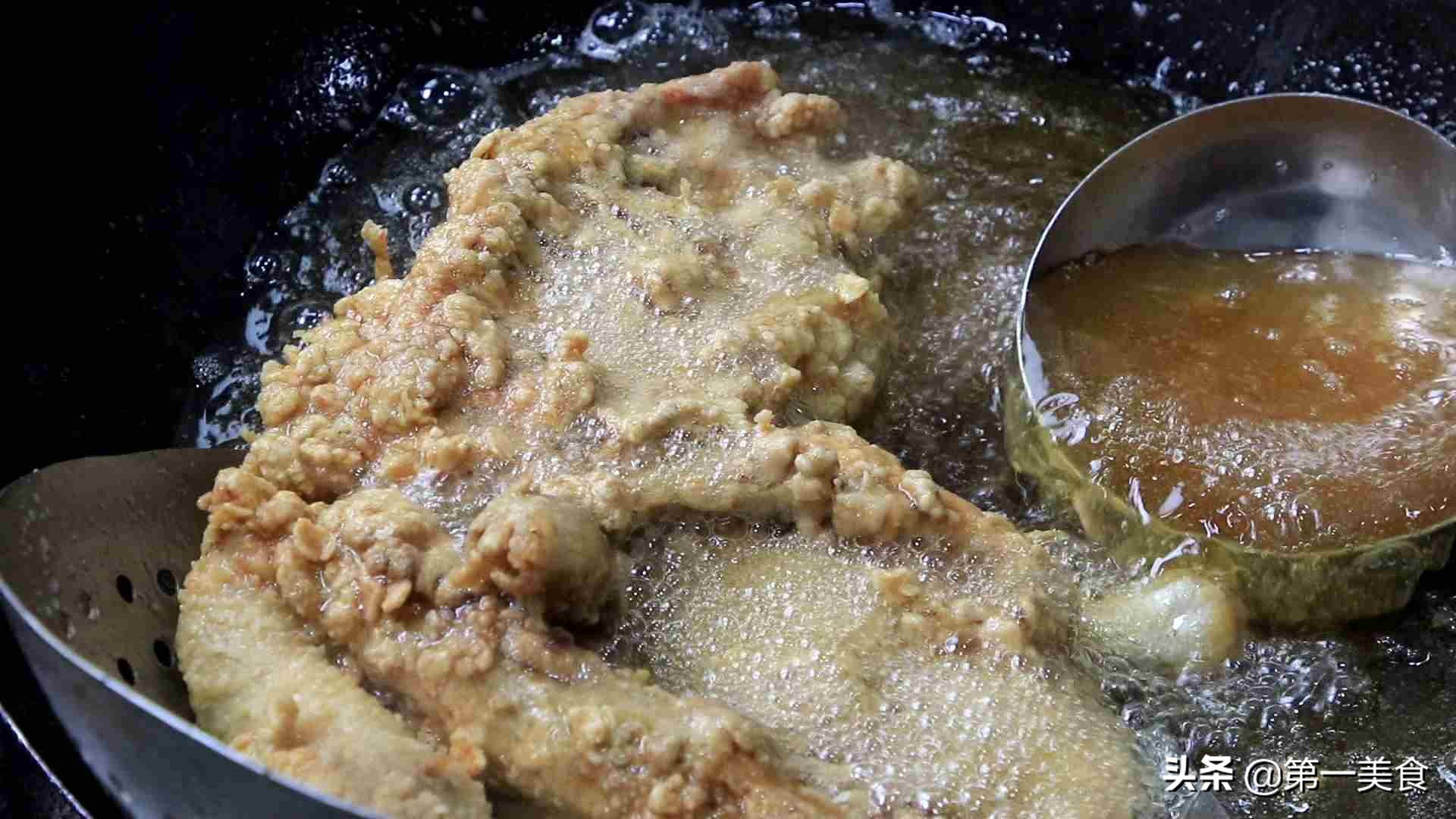 如何用嫩鸡做一个又酥又脆的炸鸡,怎样做炸鸡外酥里嫩鲜美多汁