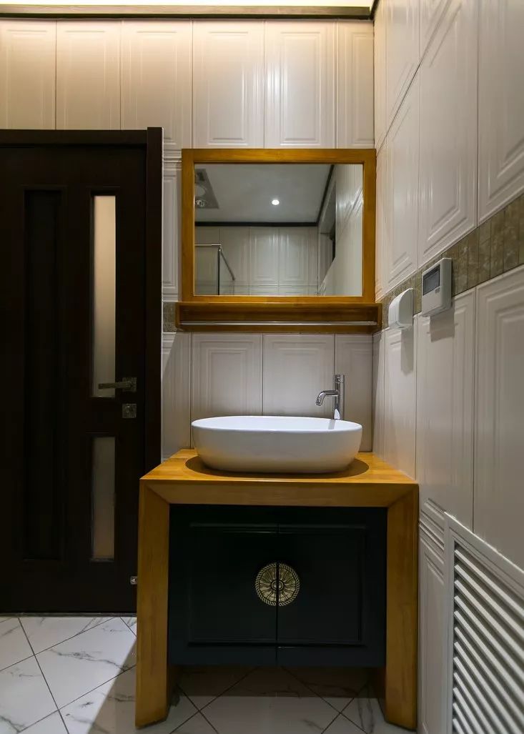 卫生间圆镜子加镜柜效果图,卫生间智能镜柜一体选哪种