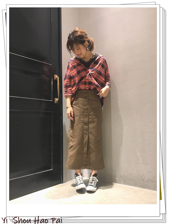 红色小格子衬衫女长袖时尚穿搭,红色格子衬衫配什么颜色裤子好看