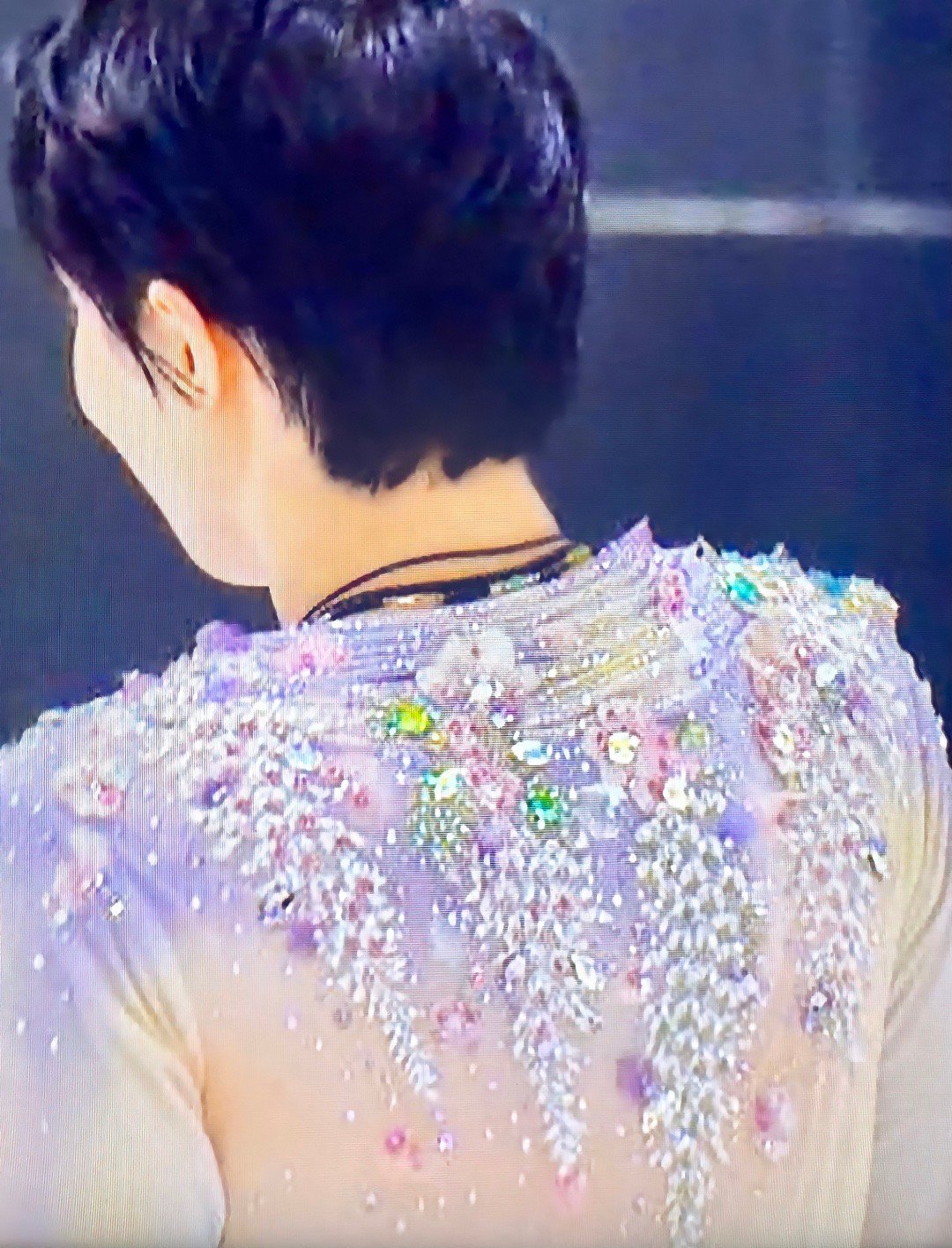 羽生结弦穿花衬衫2018,羽生结弦花衬衫拼接款