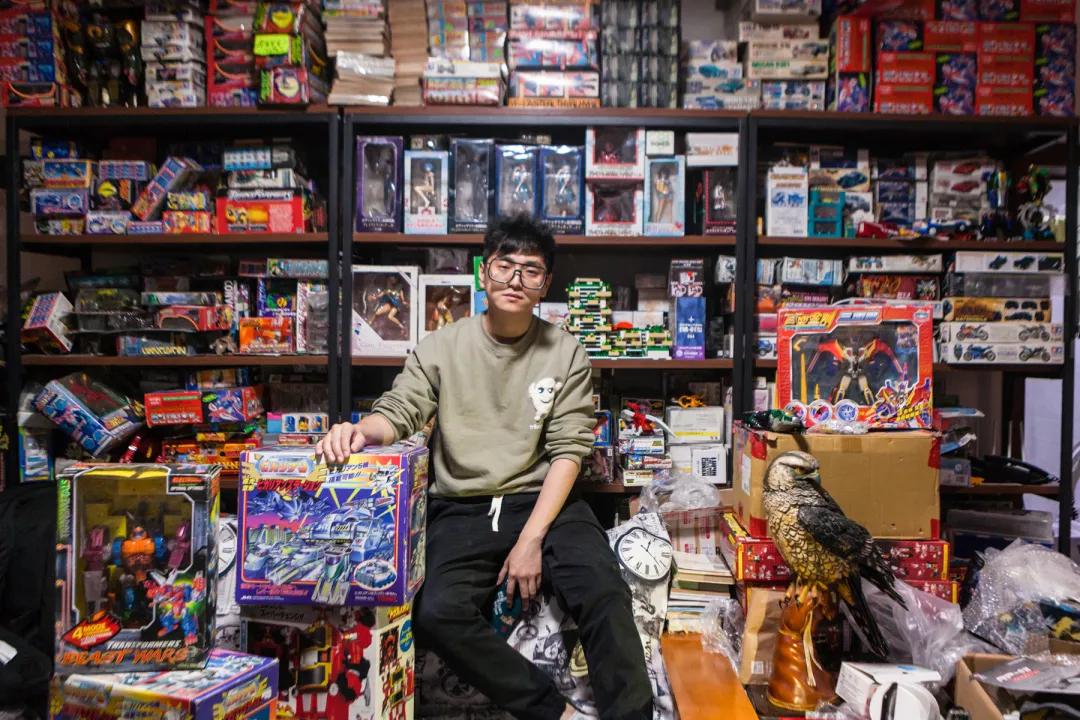 我在静止的东北小卖铺，淘到了属于成年人的玩具总动员