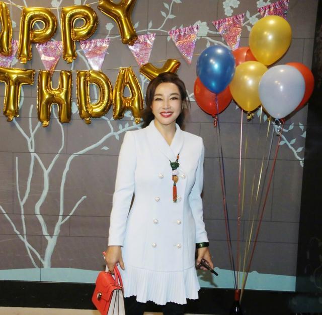 刘晓庆67岁生日照片,刘晓庆今年的相片