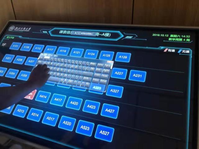 又是别人家的大学！教室里贯穿“智慧”