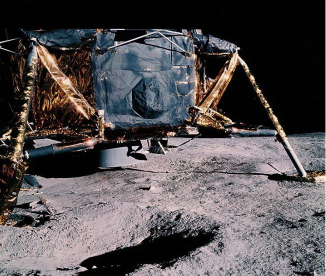 登月之谜是否是谣言呢,登月为什么被终止