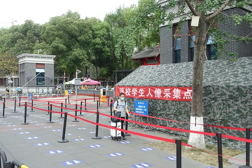 网课、家长群、社区工作……《纽约客》何伟笔下的中国抗疫故事