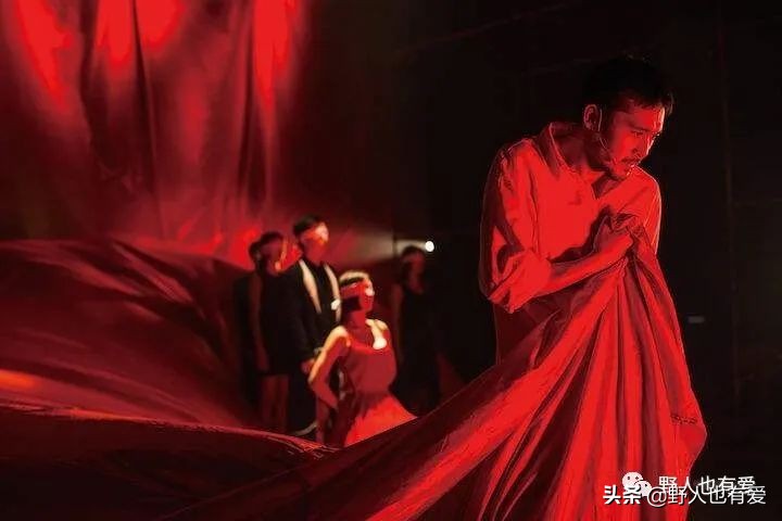 到底是电视好还是投影幕布好,话剧跟电影有什么区别