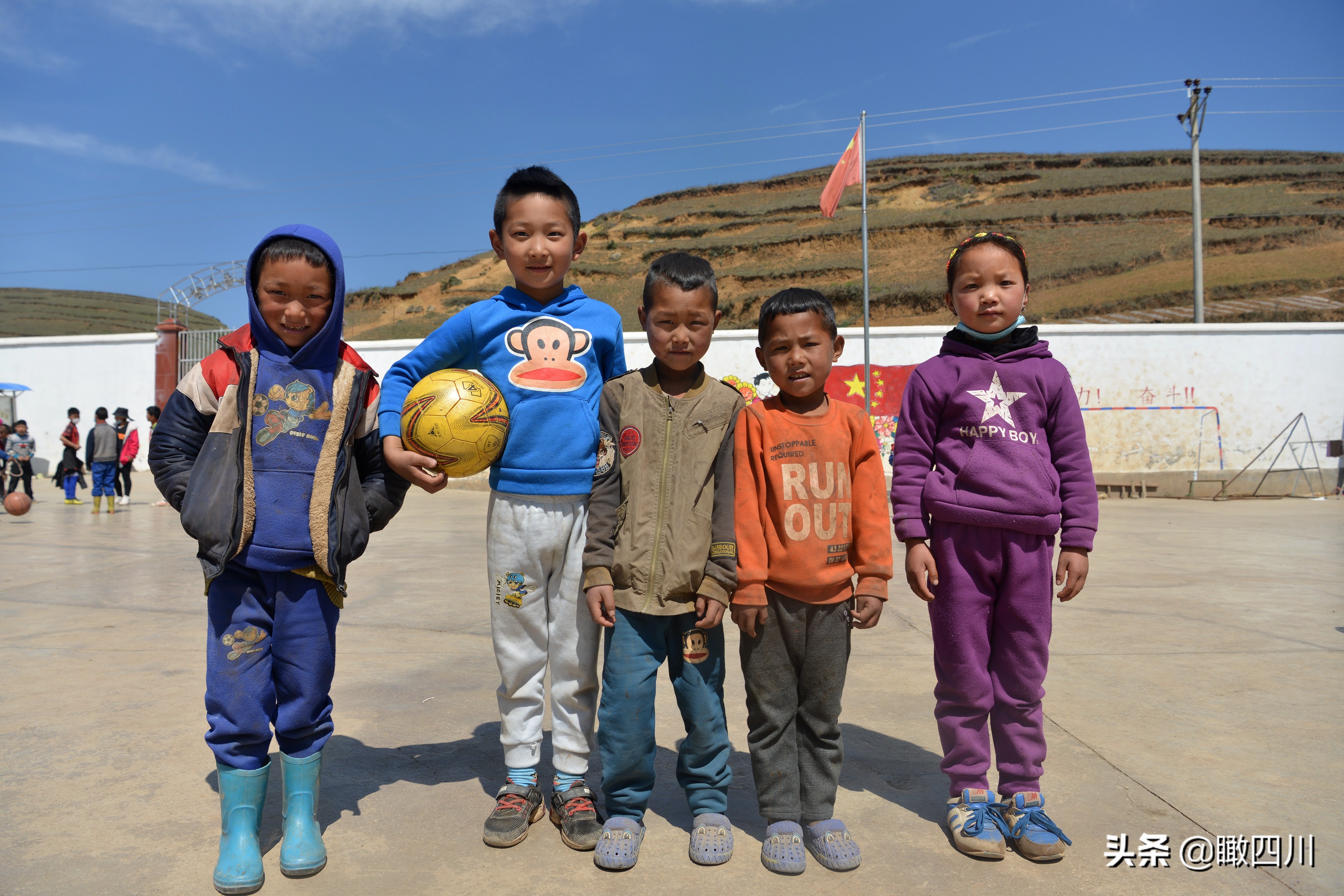 大凉山最贫困的山区小学,大凉山爬悬崖上学的孩子