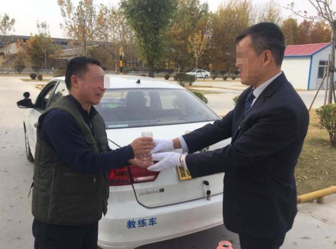 驾校招教练有什么猫腻,驾校教练工资有底薪吗