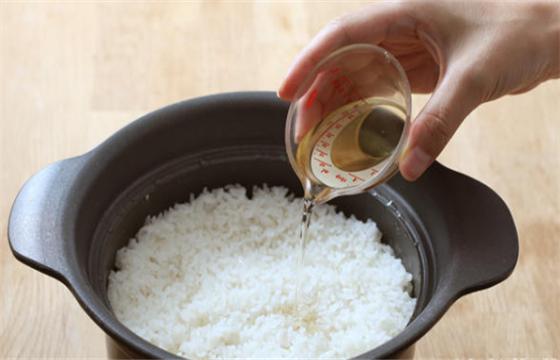 大米饭怎样熬黏糊,夹生米饭糊底补救的方法