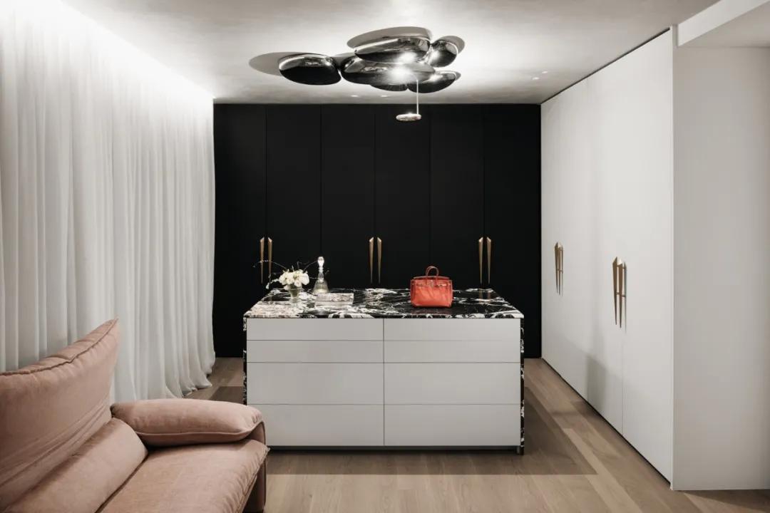 她从欧洲背回月球灯，“明明如月，何时可掇”，把家变成了艺术馆