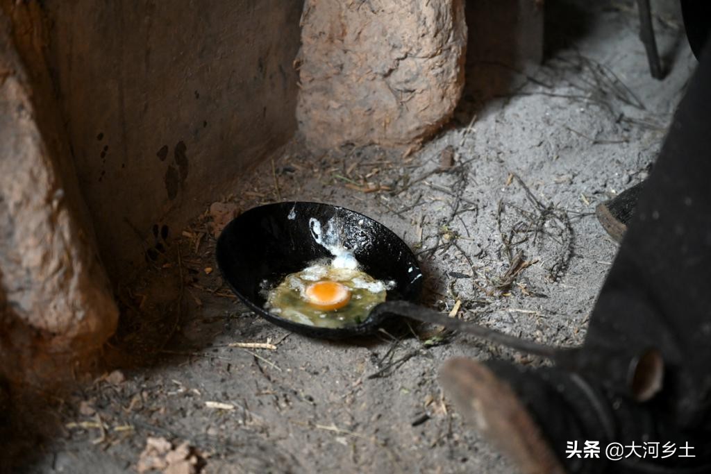 农村夫妻大锅做菜,农村大娘炒辣子鸡