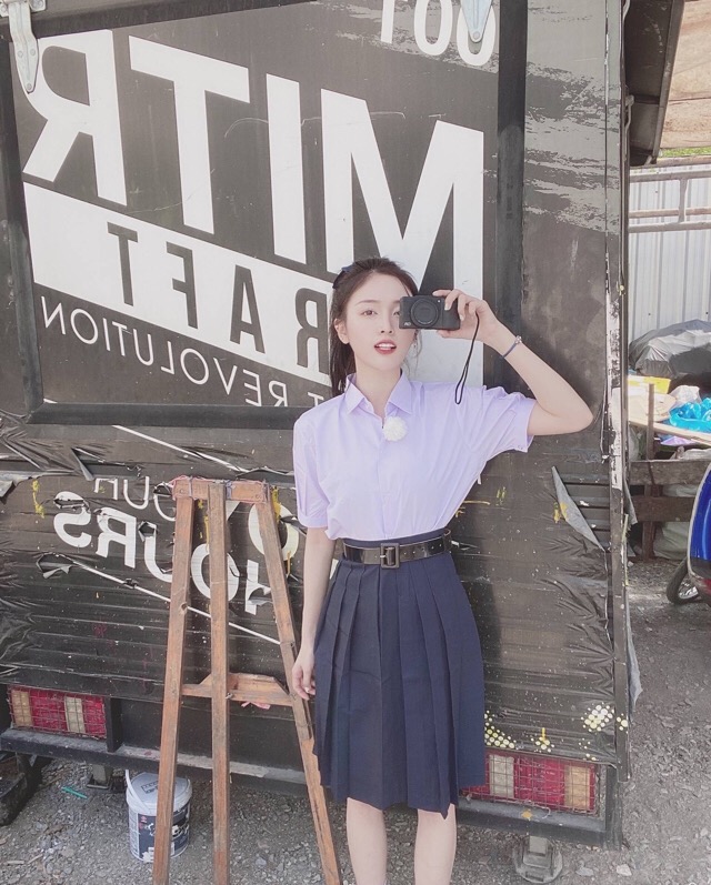 吴宣仪深v抹胸裙金色,吴宣仪深v礼服照