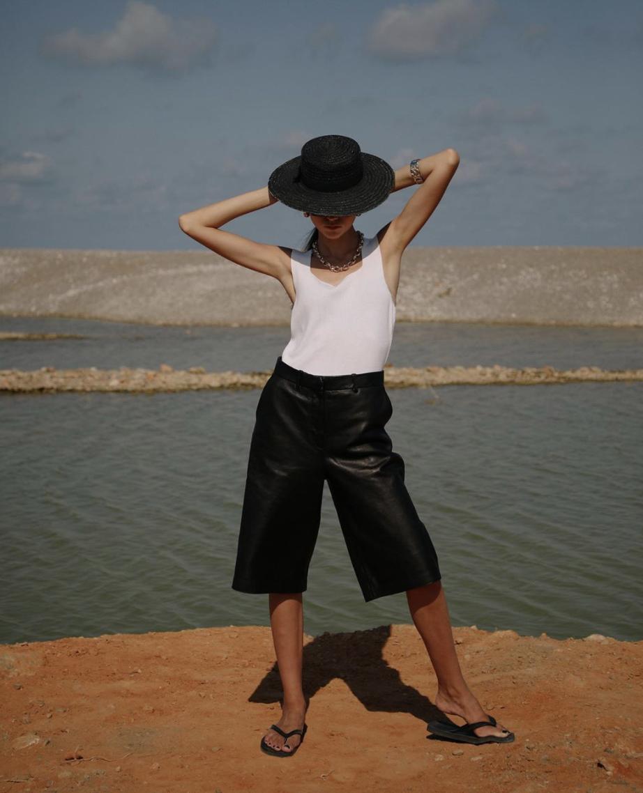 夏季时尚御姐凉鞋穿搭,气质牛皮凉鞋怎么搭配裤子