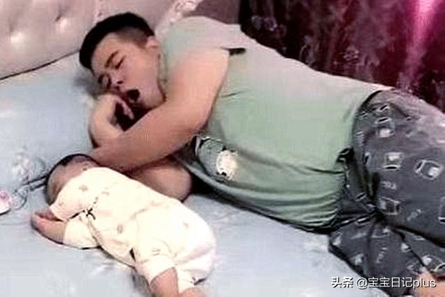 爸爸带娃犯困宝宝翻身没察觉,爸爸午睡惊醒以为宝宝窒息