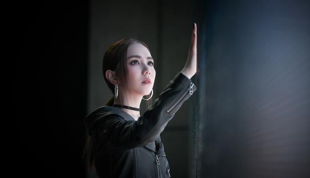 邓紫棋穿黑皮衣黑裙子,邓紫棋最新皮裤造型