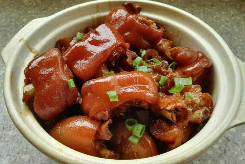 红烧猪蹄怎样上色更深,红烧猪蹄可以放酱油吗