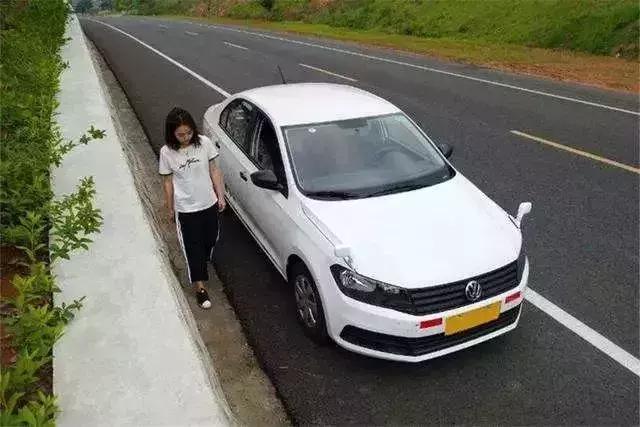 乱停车挡住别人被撞如何定性,乱停车被人遮挡牌照被处罚怎么办