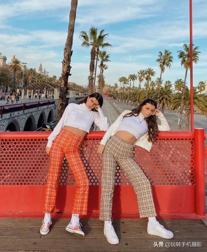 闺蜜拍照姿势创意二人,闺蜜雪地拍照姿势大全