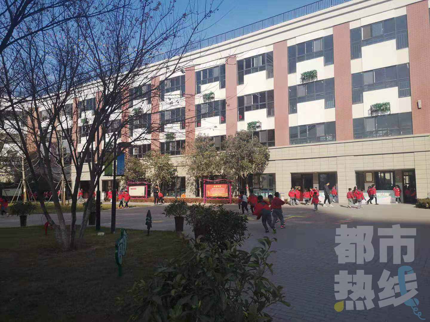 强制买卖校服校方回应,学校强制性购买校服合理吗
