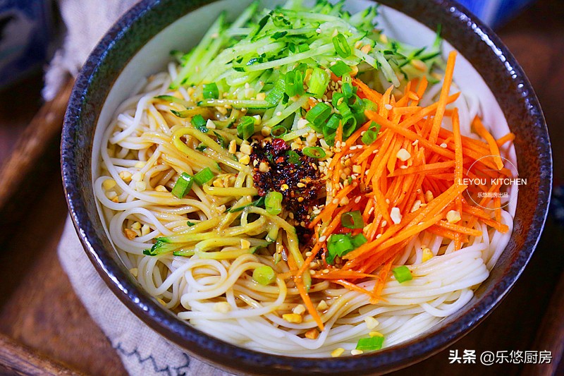 天热不想做饭那就来碗凉面,天热吃碗凉面清爽可口