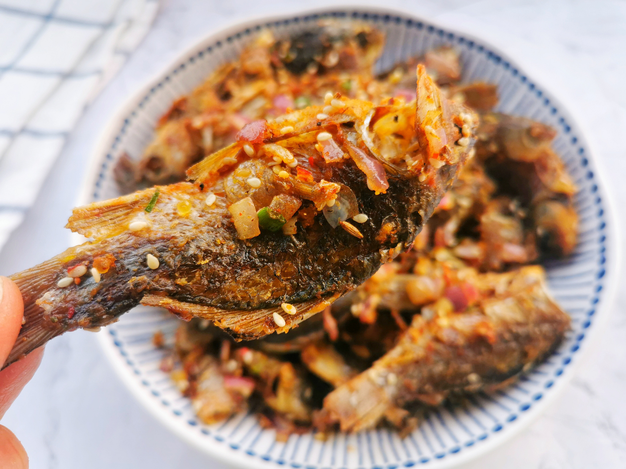 酥炸小鲫鱼怎么做不掉皮,炸小鲫鱼怎么做又酥又脆好吃