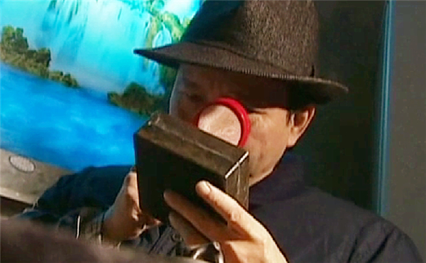 老人3万买墨盒,老板又赠了小盒,专家:大盒是赝品,小盒值百万