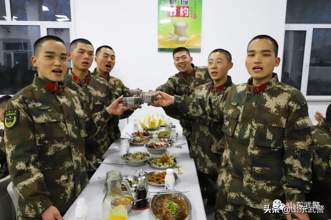 新春走军营雪域孤岛的别样春节,陆军武警00后双胞胎闯军营