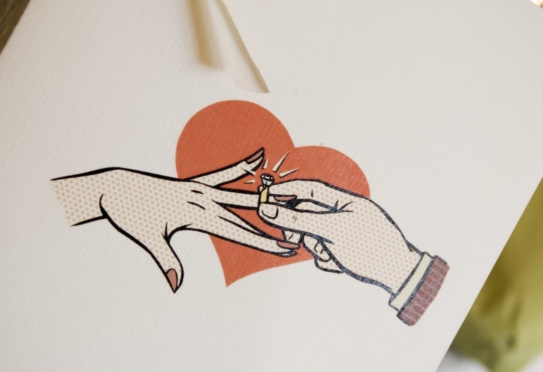 单身女生右手中指戴戒指什么意思,为什么单身女孩右手无名指戴戒指