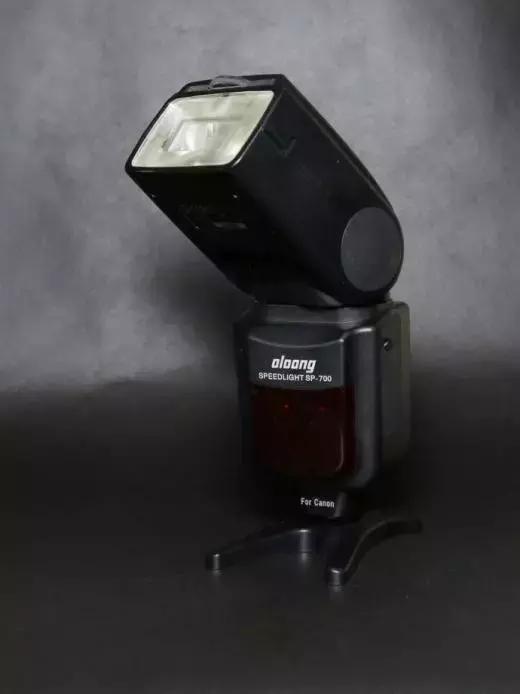 几百块的闪光灯和原厂有什么区别,几百块钱的镜片相差大吗