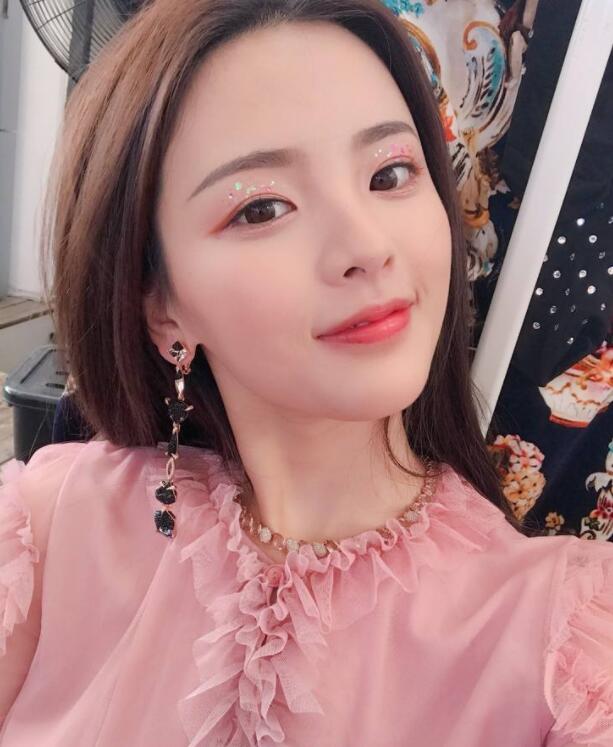 杨超越的脸型适合什么发型,杨超越八字刘海定型