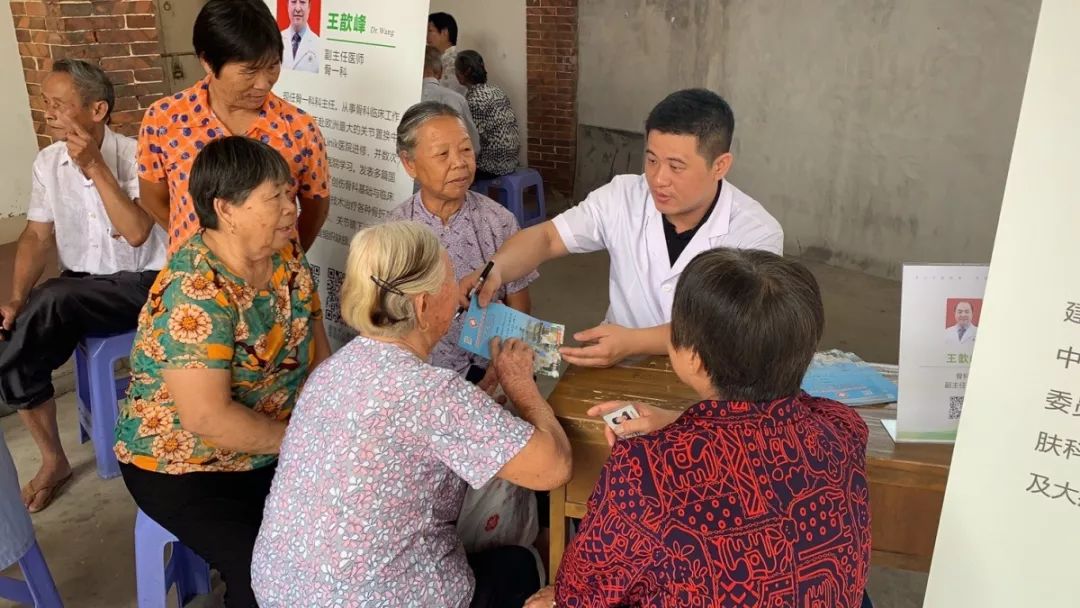 义诊下乡扶贫暖人心,义诊暖人心健康在身边