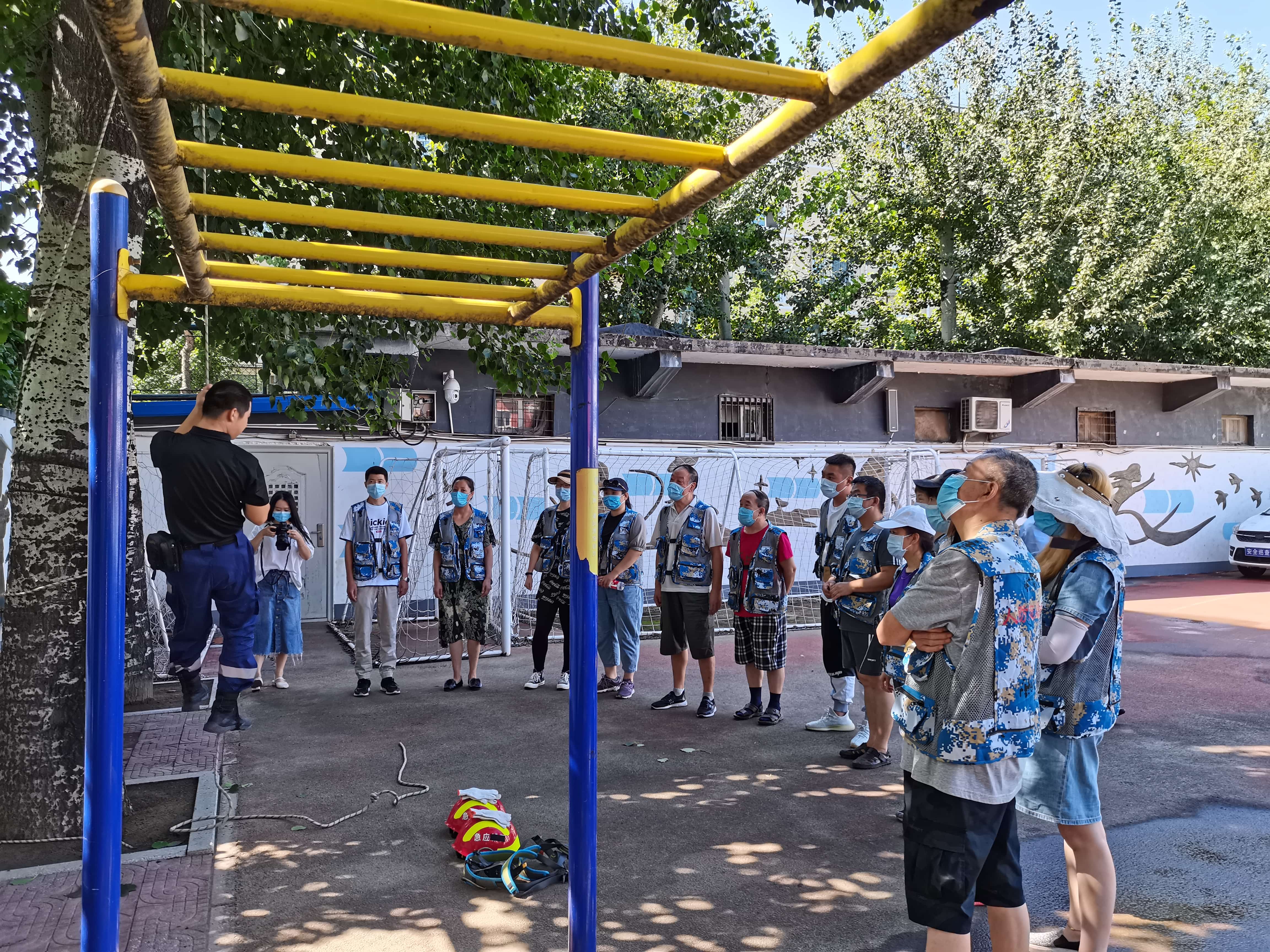 蓝夫执行北京朝阳区人防办与团结湖街道人防志愿者授旗活动