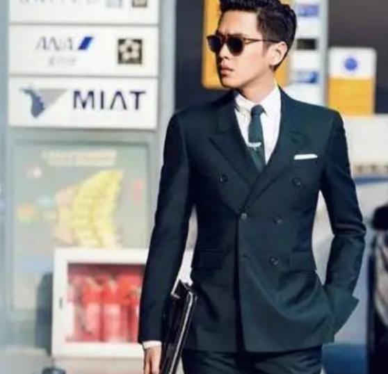 男人40岁穿什么颜色显年轻,男人不管穿啥建议少挑这2种颜色