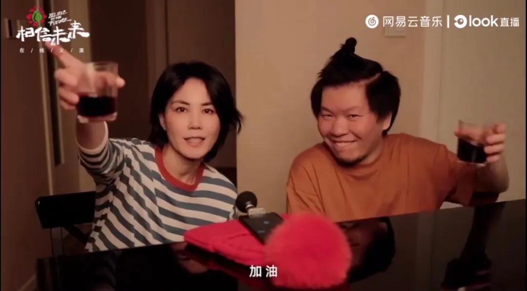 朴树戴狗头帽唱歌，在网易云看相信未来义演的你们，真见证历史了