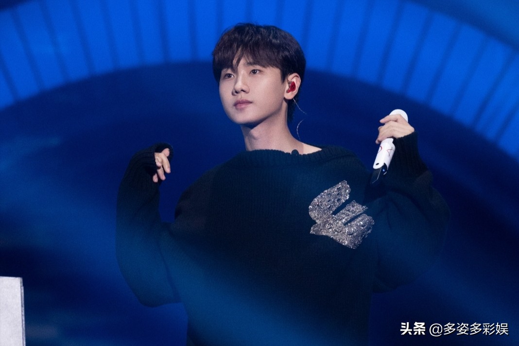 单依纯和周笔畅四个人合唱,周笔畅和单依纯唱歌现场版