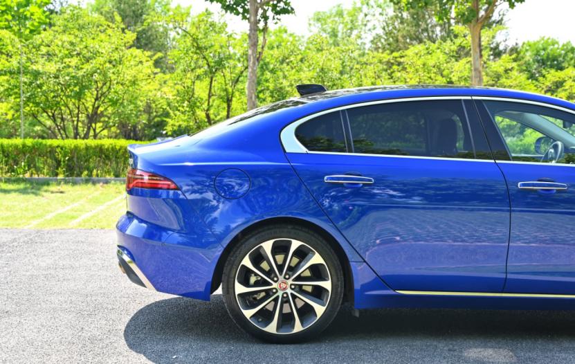 捷豹xel车门英伦气息,20年捷豹xel英伦绿