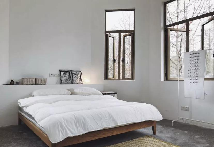 床头柜收纳除了放床头还可以放哪,床头柜里怎么收纳最合理