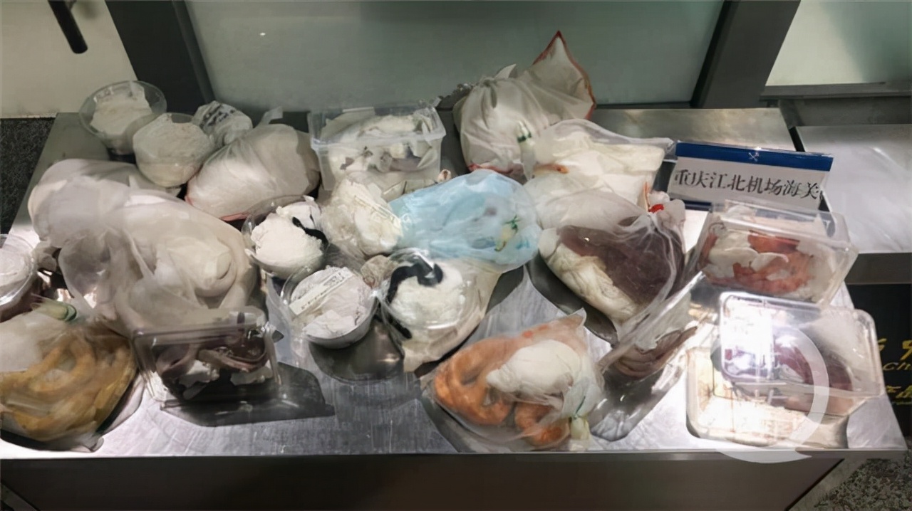 海关截获4米眼镜蛇活体,墨脱眼镜王蛇被咬一口有多毒