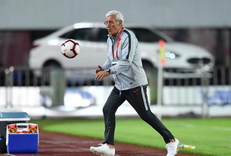 里皮接受采访又被狠骂!中国球迷:还不如1:5输泰国的卡马乔